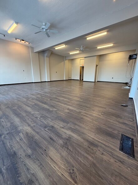 More Photos Of 5682 State Rd, Parma Storefront Retail Residential For Lease