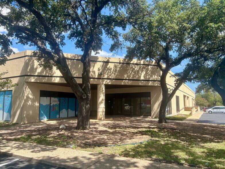More Photos Of 459-599 Spencer Ln, San Antonio Unknown For Lease