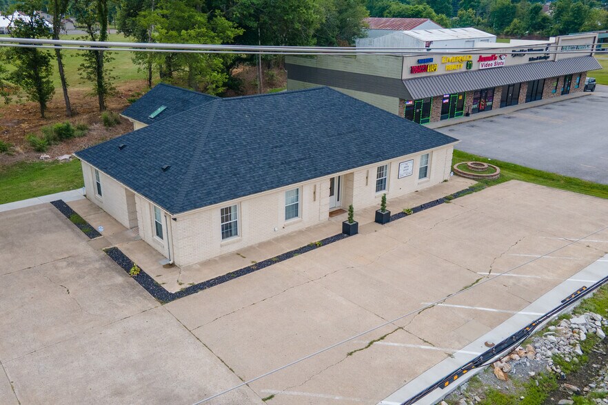 More Photos Of 709 N Carbon St, Marion Flex For Sale