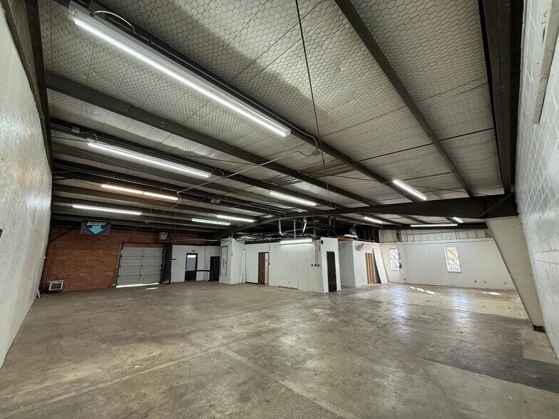 More Photos Of 9809 McCullough Ave, San Antonio Warehouse For Lease
