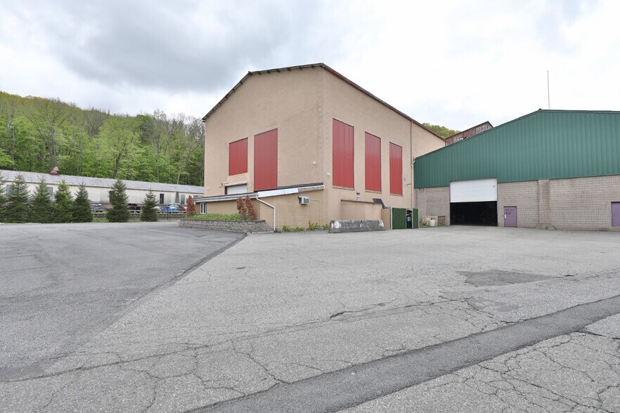More Photos Of 126 E Dickerson St, Dover Warehouse For Sale