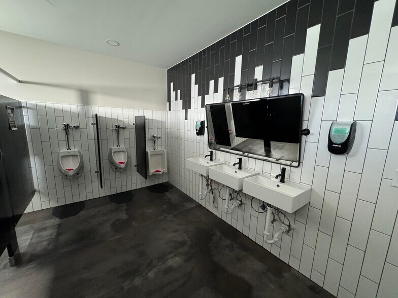 More Photos Of 235 NE Watula Ave, Ocala General Retail For Sale