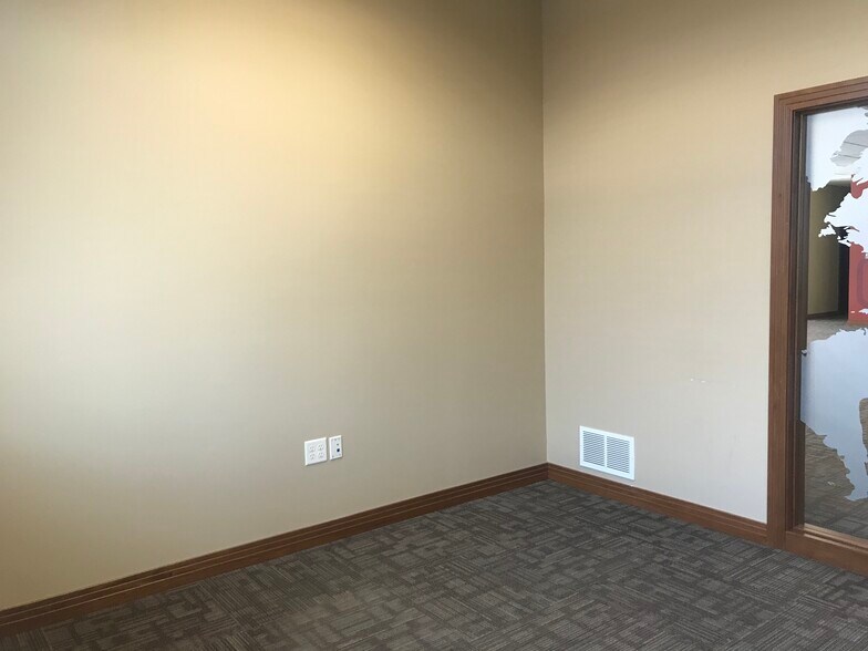 More Photos Of 5117 S Crossing Pl, Sioux Falls Office For Lease