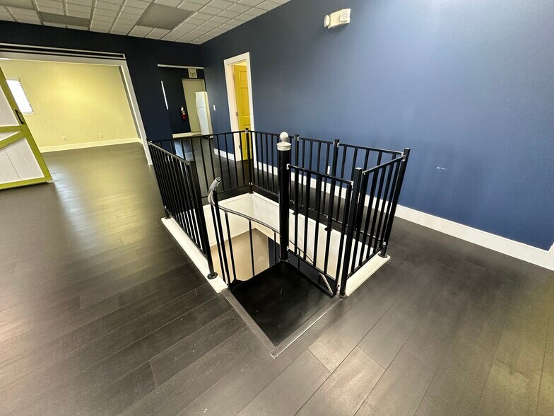 More Photos Of 1255 Erie Ct, Crown Point Light Distribution For Lease