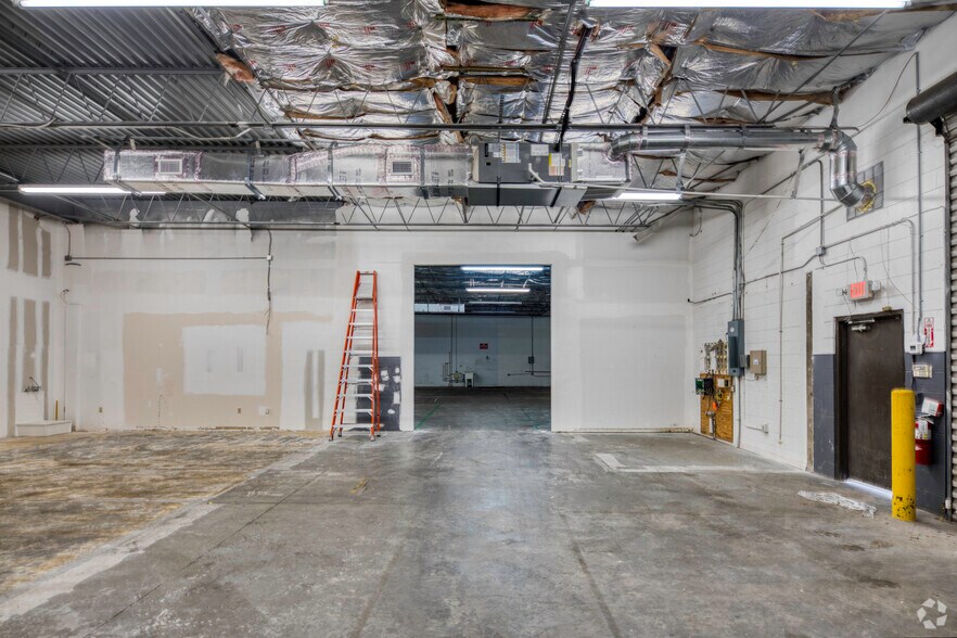 More Photos Of 9412-9424 International Ct N, Saint Petersburg Unknown For Lease