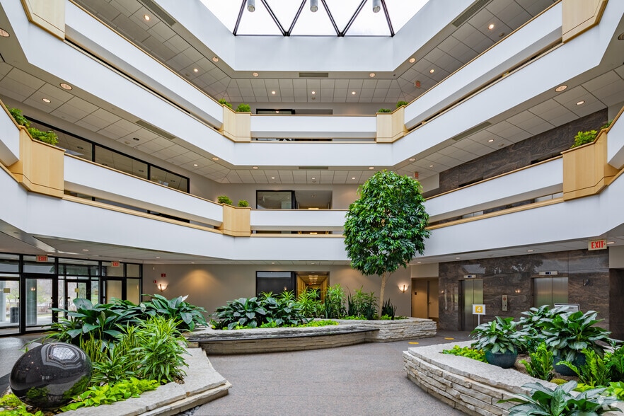 More Photos Of 2333 Waukegan Rd, Bannockburn Unknown For Lease