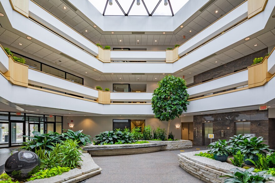 More Photos Of 2345 Waukegan Rd, Bannockburn Office For Lease