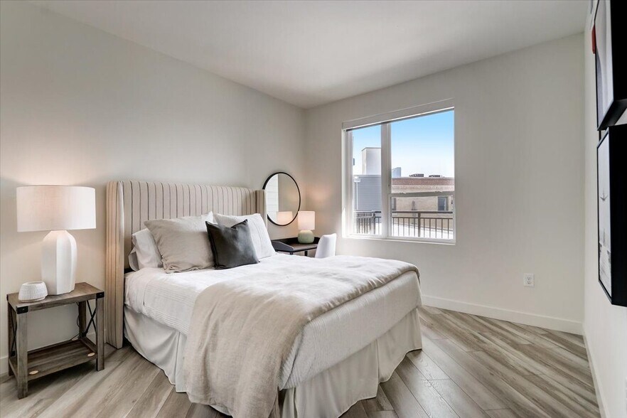 More Photos Of 1423 Ellinwood Ave, Des Plaines Apartments For Lease