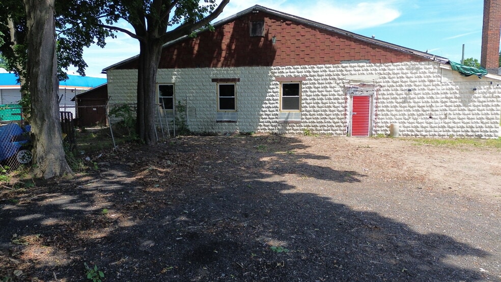 More Photos Of 87 Whiting St, Plainville Freestanding For Lease