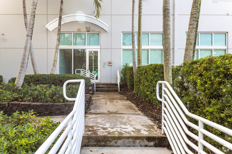 More Photos Of 3505 NW 107th Ave, Doral Distribution For Lease
