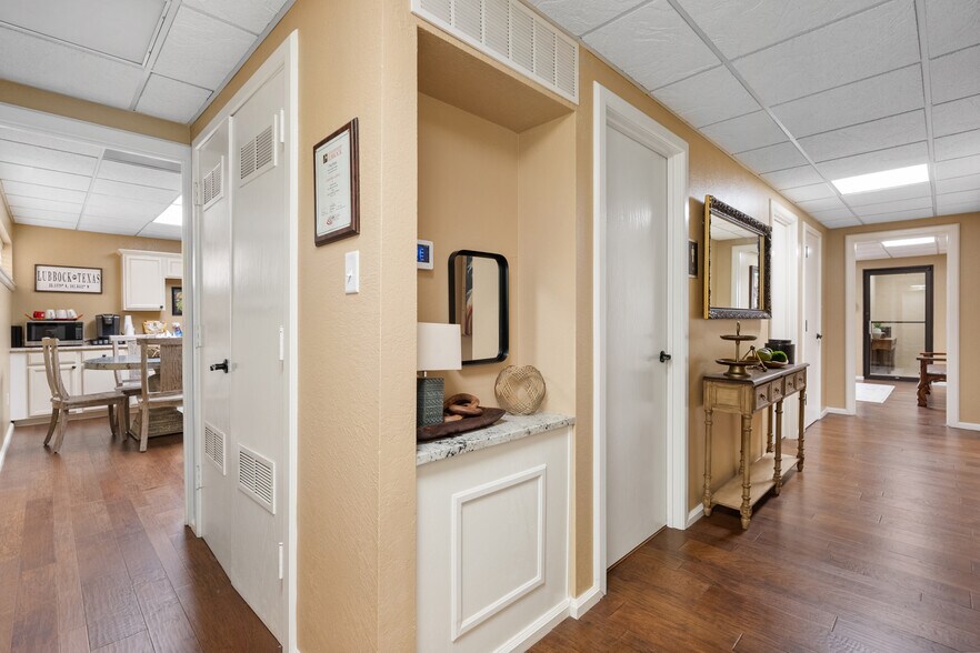 More Photos Of 2529 74th St, Lubbock Office For Lease