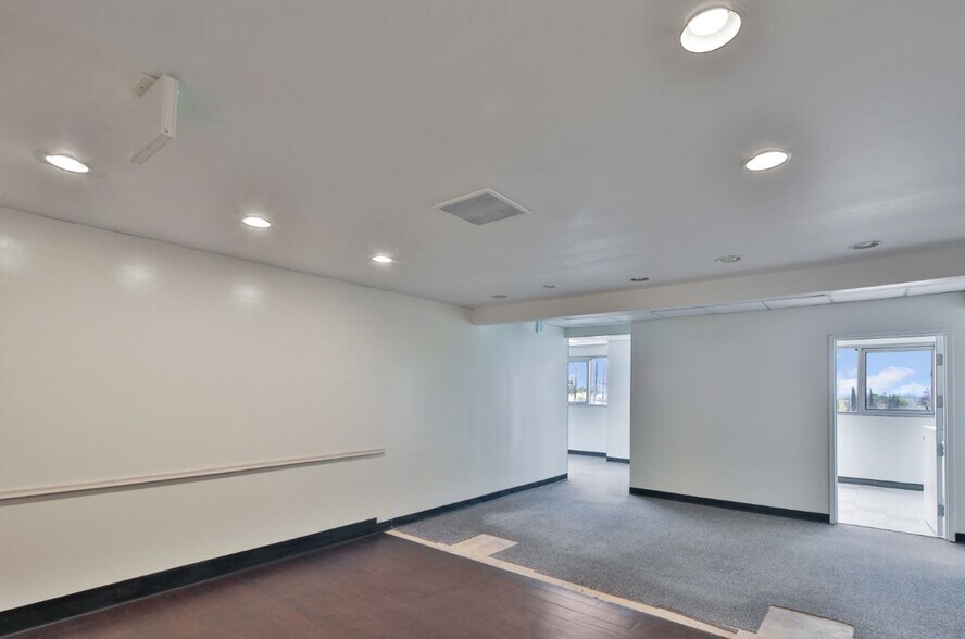 More Photos Of 10515 Balboa Blvd, Granada Hills Medical For Lease