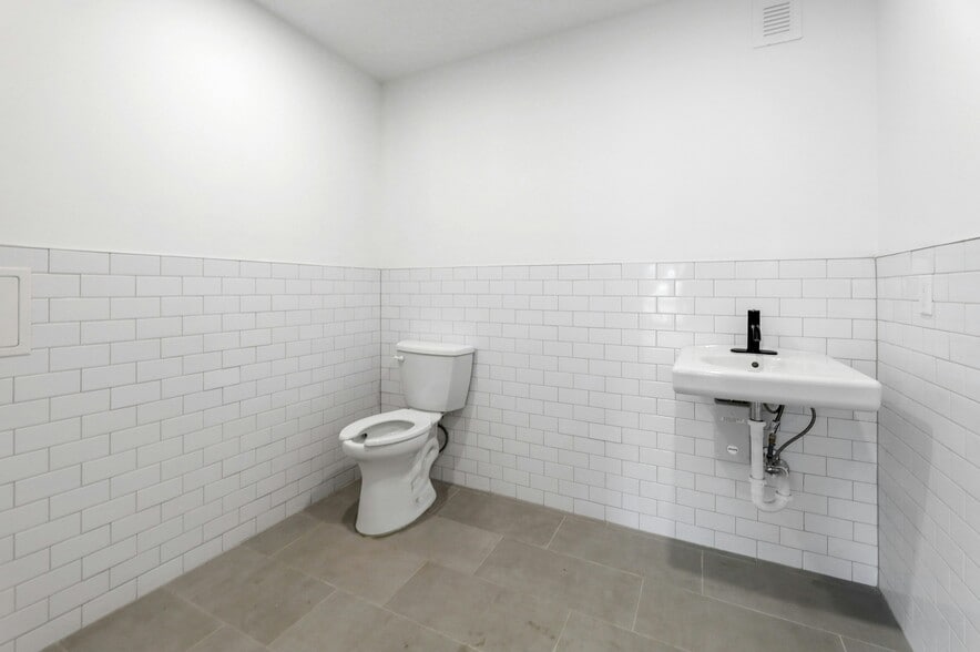 More Photos Of 255 Ridge Rd, Lyndhurst Apartments For Lease