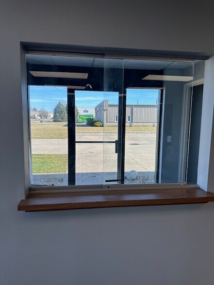 More Photos Of 13913 W Parkway Rd, Cleveland Warehouse For Lease