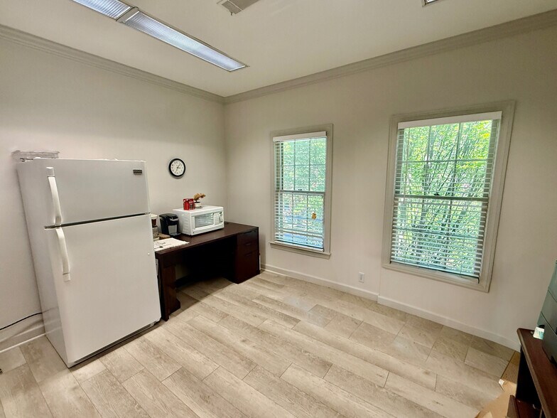 More Photos Of 4 Lenox Pointe NE, Atlanta Office For Sale