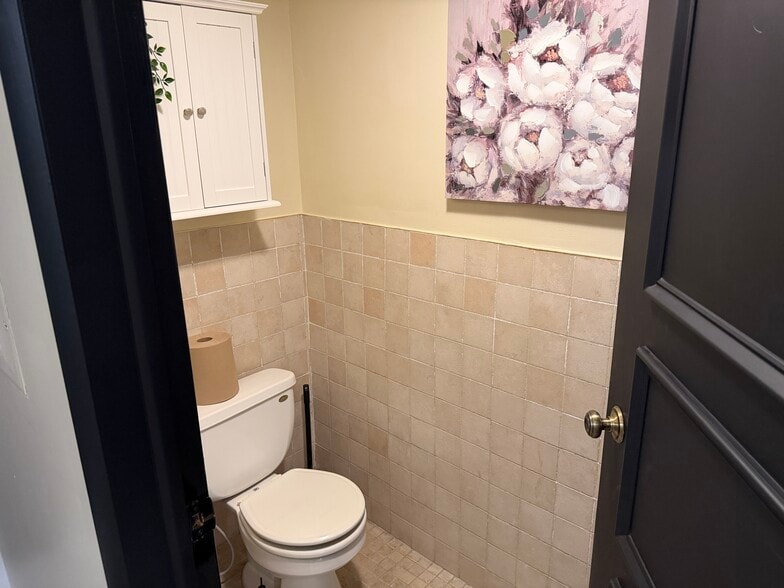 More Photos Of 934 River Rd, Edgewater Storefront For Sale