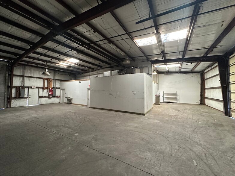 More Photos Of 4151 118th Ave N, Clearwater Warehouse For Lease