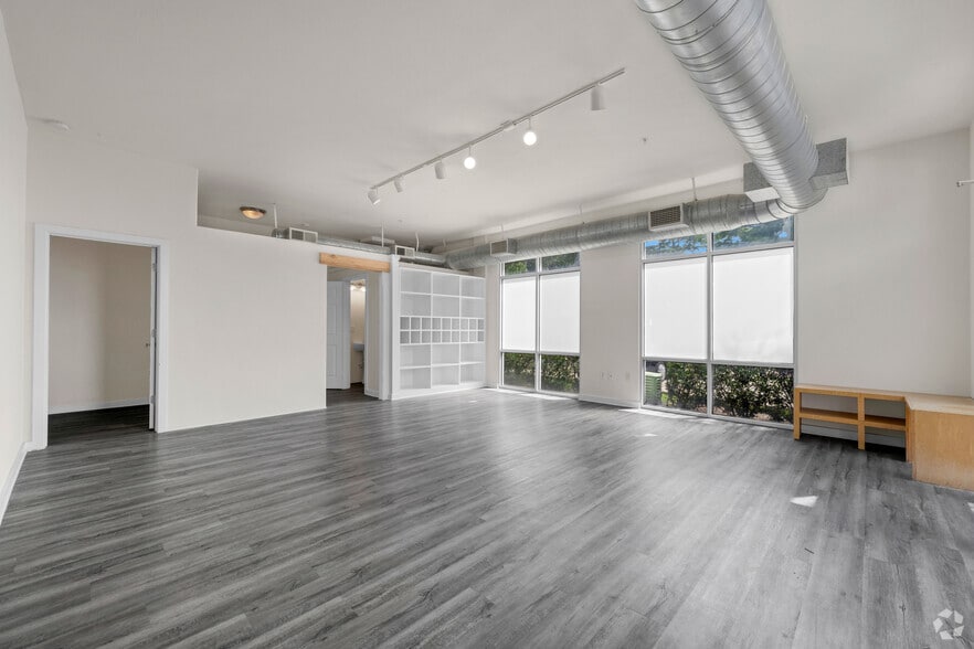 More Photos Of 1430 Dragon St, Dallas Office For Lease