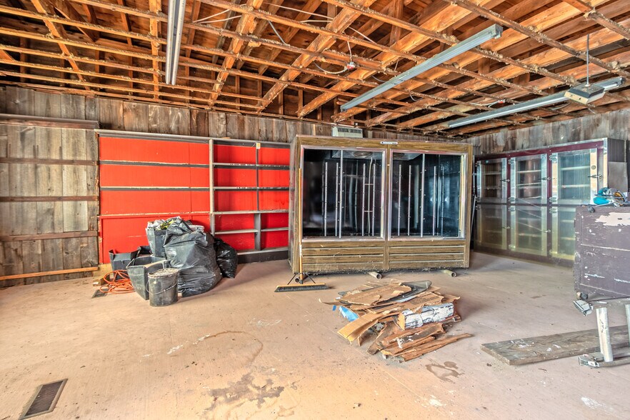 More Photos Of 164 S Main St, Brooklyn Storefront For Lease