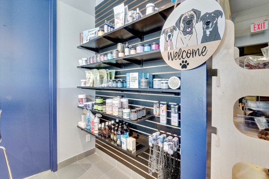 More Photos Of 3145 Dundas St W, Mississauga Storefront Retail Office For Lease