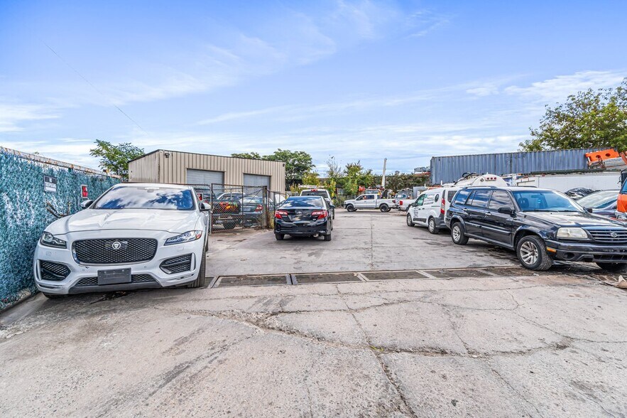 More Photos Of 75 Windsor Ave, Mineola Warehouse For Sale