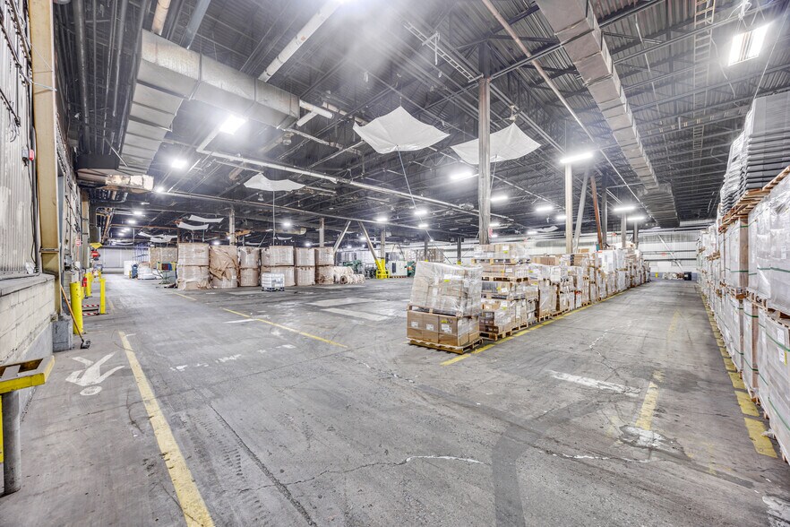 More Photos Of 500 Rue Léger, Riviere-beaudette Manufacturing For Sale