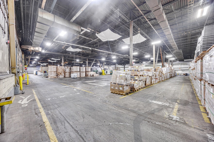 More Photos Of 500 Rue Léger, Riviere-beaudette Manufacturing For Lease