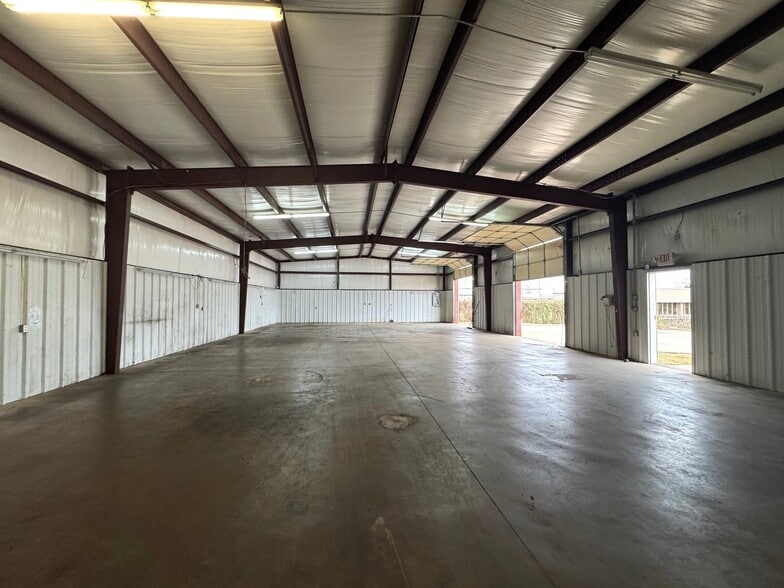 More Photos Of 920 NW 69th St, Oklahoma City Warehouse For Lease