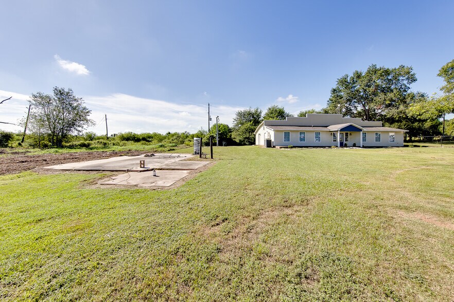 More Photos Of 4095 SE I 10 Frontage Rd, Sealy Medical For Lease