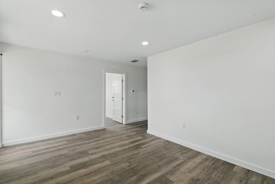 More Photos Of 120 W Scenic Trl, Weatherford Warehouse For Lease