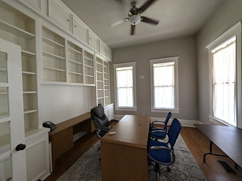 More Photos Of 206 Taylor St, Hutto Office For Lease