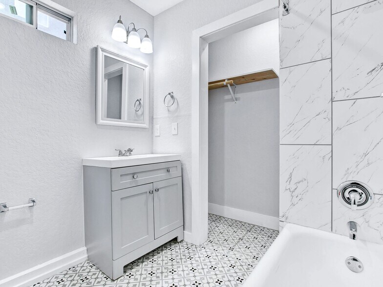 More Photos Of 1020 W French Plz, San Antonio Apartments For Sale
