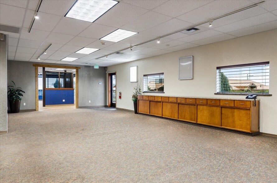 More Photos Of 1421 SW Barlow St, Oak Harbor General Retail For Sale