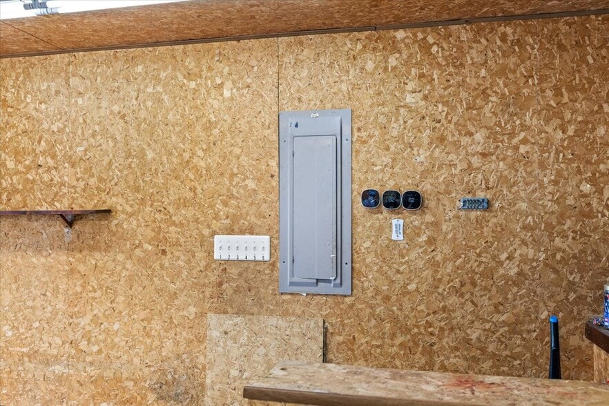 More Photos Of 309 E Springbrook Dr, Johnson City Flex For Lease