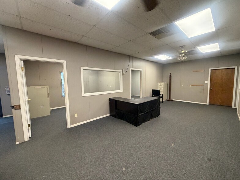 More Photos Of 115-119 Plaza W, Texarkana Warehouse For Lease