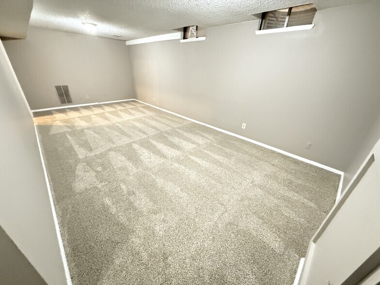 More Photos Of 302 N Evergreen Ln, Wichita Apartments For Sale
