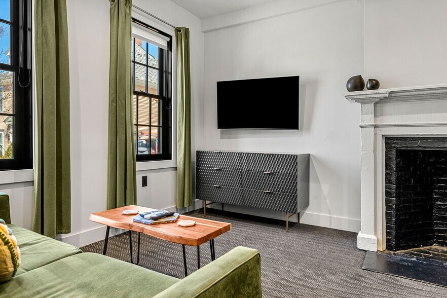 More Photos Of 409 The Hill, Portsmouth Hotel For Sale