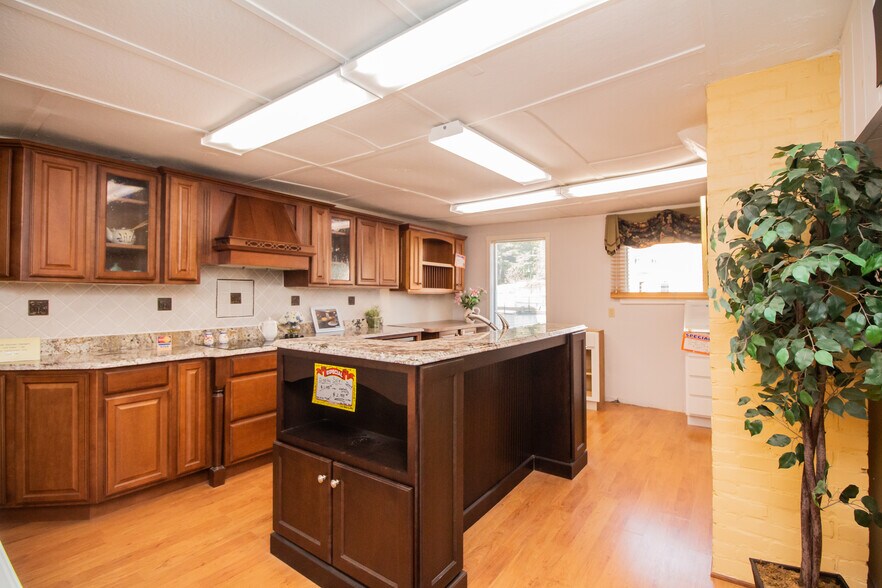 More Photos Of 1150 Main St, Leicester Showroom For Lease