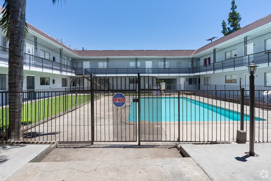 More Photos Of 3143 S H St, Bakersfield Apartments For Sale