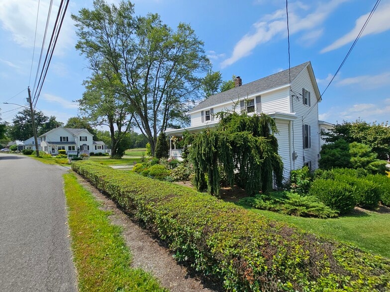 More Photos Of 73 Little York Rd, Warwick Garden Center For Sale