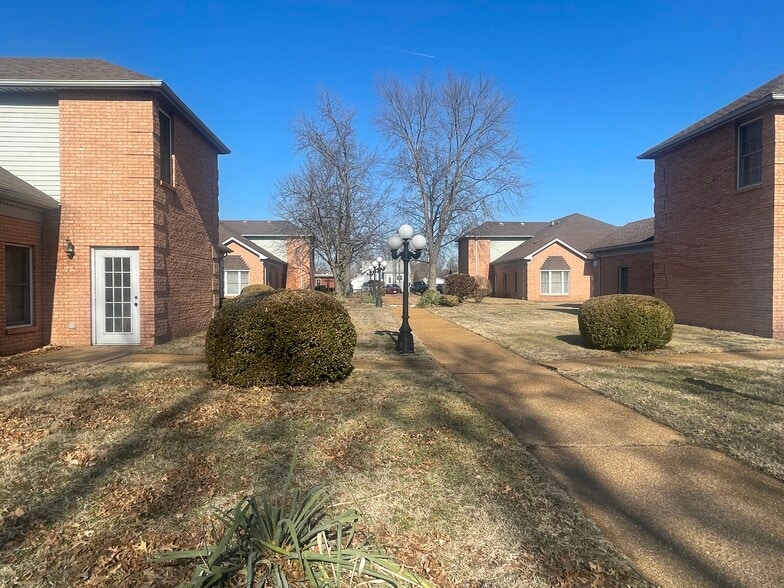 More Photos Of 2132 Pontoon Rd, Granite City Office For Sale