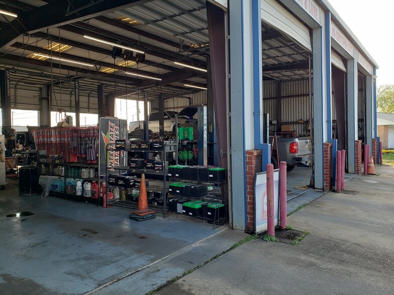 More Photos Of 200 Daniel Moore St, Portland Auto Repair For Sale