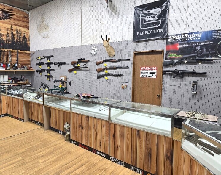 More Photos Of 4433 S Huron Rd, Standish Showroom For Sale