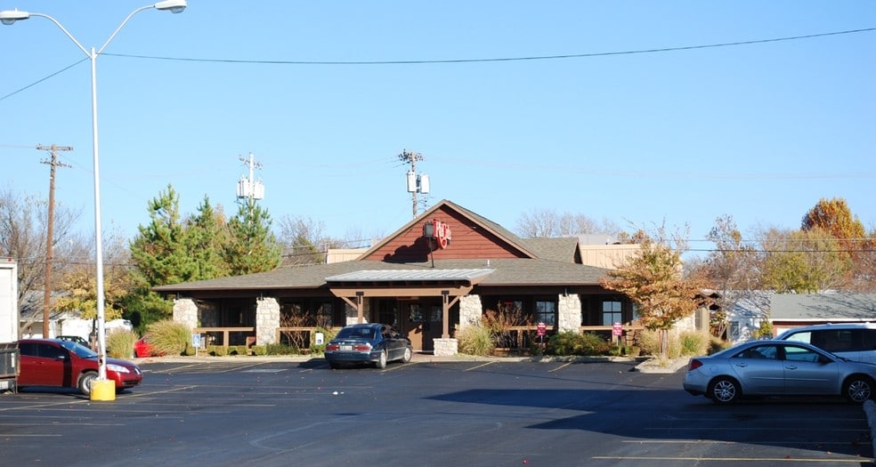 More Photos Of 713-745 S Mission St, Sapulpa Unknown For Lease