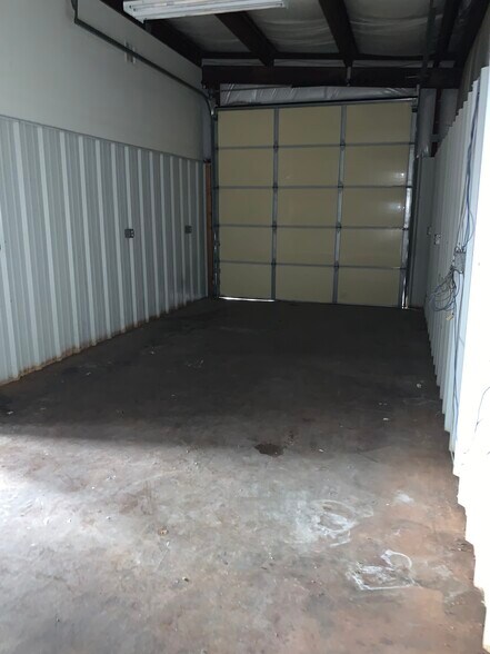 More Photos Of 6305-A-6305-B E 11th St, Tulsa Auto Dealership For Lease