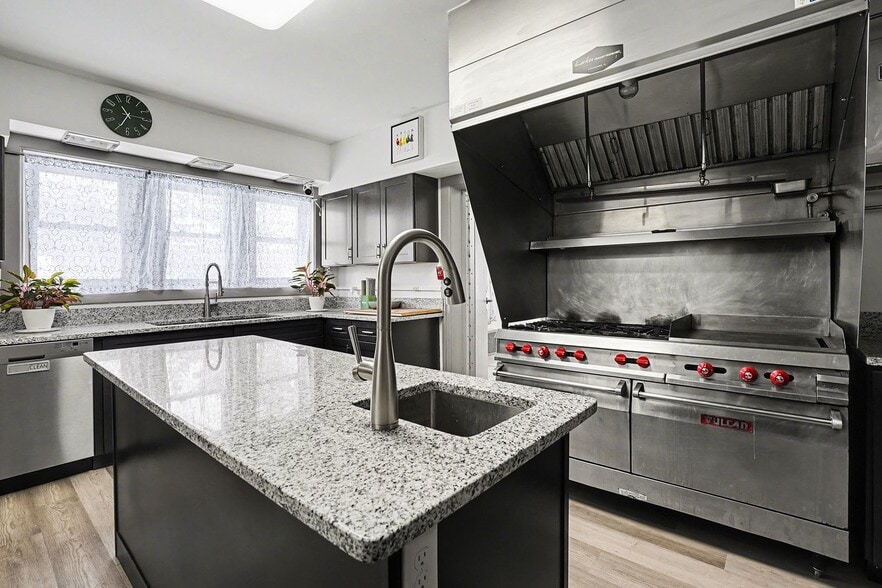 More Photos Of 302 N Trumbull St, Bay City Hotel For Sale