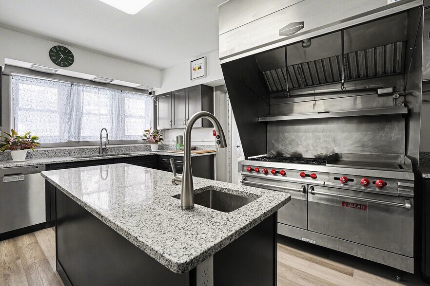 More Photos Of 302 Tuscola Rd, Bay City Hospitality For Sale