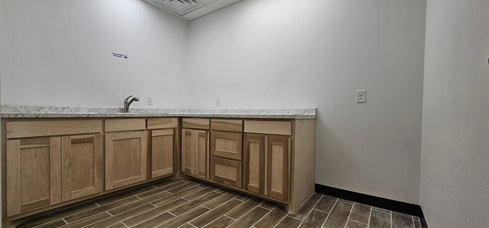 More Photos Of 3445 Highland Rd, Dallas Office For Sale