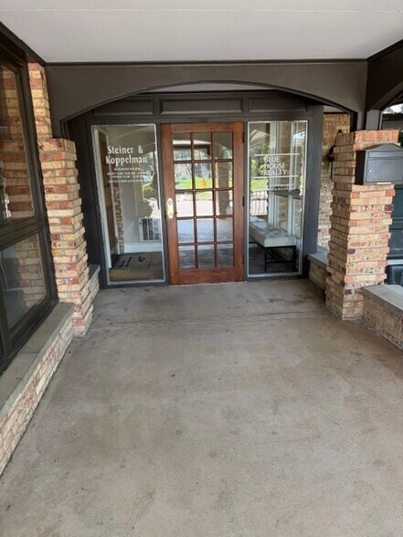 More Photos Of 18340 Minnetonka Blvd, Deephaven Office For Lease