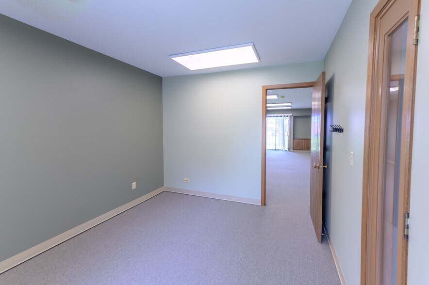 More Photos Of 1250 Executive Pl, Geneva Office For Lease